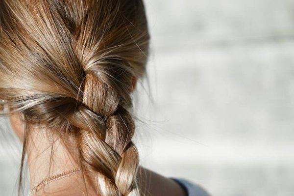Quels sont les conseils de bon aloi à suivre quotidiennement pour ses cheveux gras ?